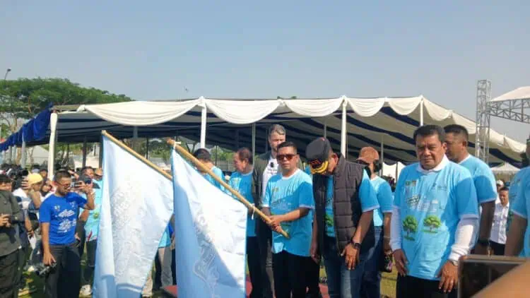Ribuan Siswa Ikuti Jalan Sehat Sambil Memungut Sampah di Suvarna Sutera
