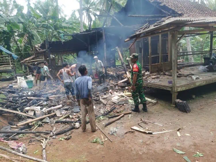 Diduga Akibat Korsleting Listrik, 2 Rumah di Pandeglang Ludes Terbakar, Pemiliknya Pingsan