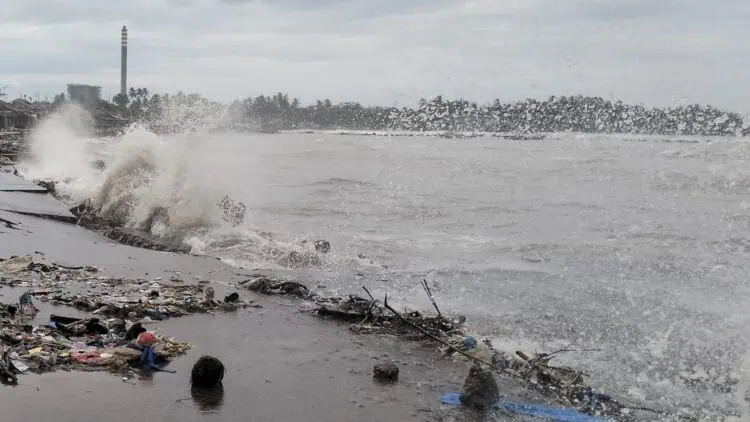 Gelombak Ombak Tinggi Ancam Selat Sunda, BPBDPK Pandeglang dan Banten Beri Peringatan