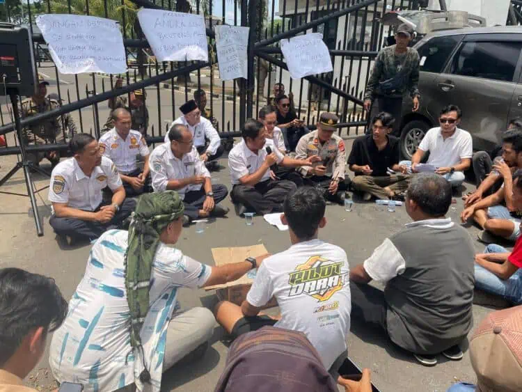 Kepung KP3B, Sopir Angkot Menuntut Trayek Bus Trans Banten Dievaluasi