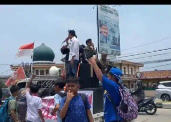 Sejumlah Mahasiswa dan Masyarakat Kramatwatu Unjuk Rasa, Desak Penertiban Truk Odol