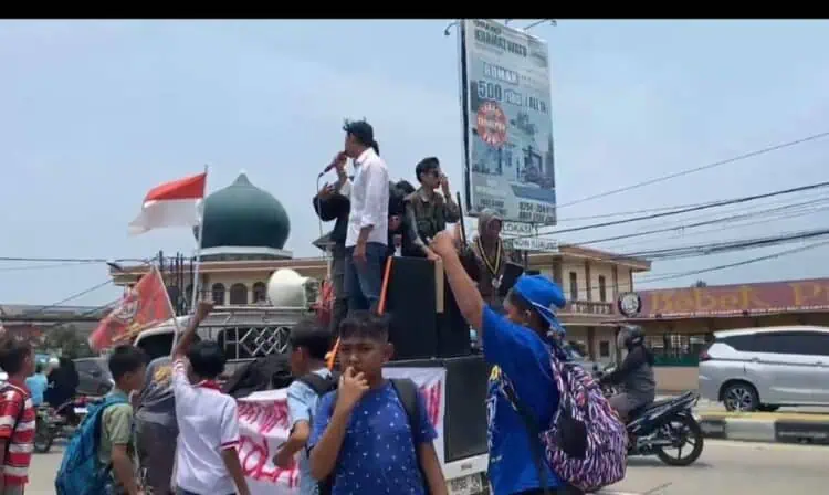 Sejumlah Mahasiswa dan Masyarakat Kramatwatu Unjuk Rasa, Desak Penertiban Truk Odol