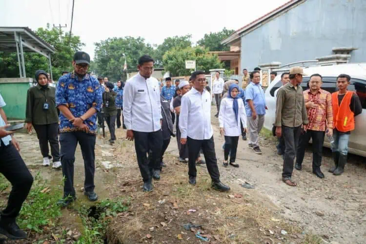 Gubernur Banten Andra Soni Pastikan Jalan Desa Sukarame Segera Dibeton