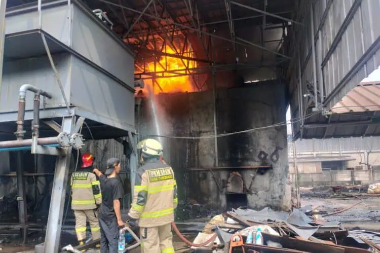 Mesin Panas, Pabrik Plastik di Legok Terbakar