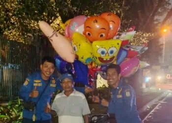Balon Pedagang Nyangkut di Pohon, Damkar Tangsel Turun Tangan