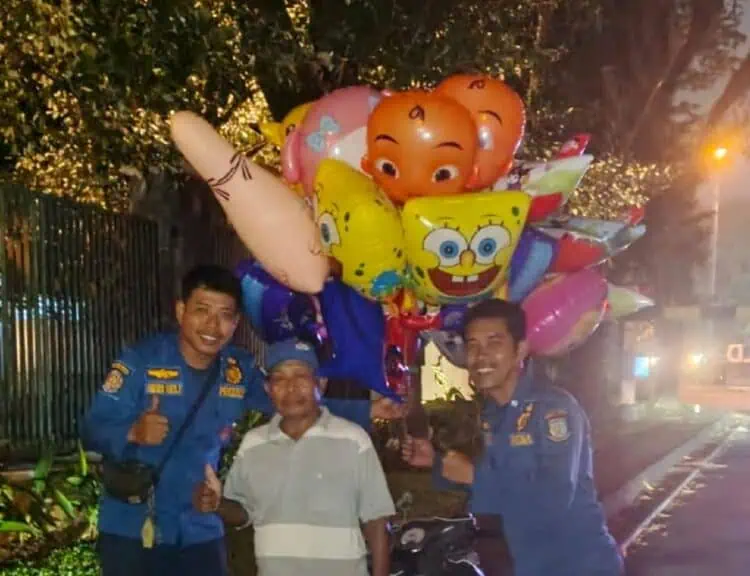 Balon Pedagang Nyangkut di Pohon, Damkar Tangsel Turun Tangan