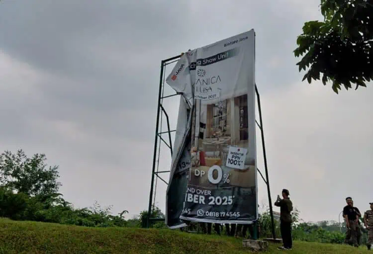 Satpol PP Tangsel Tertibkan Reklame Ilegal di Alam Sutera dan Bintaro
