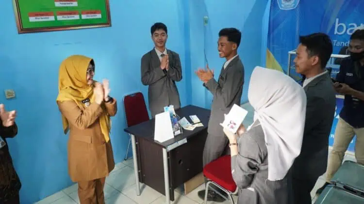 Antisipasi Pinjol Melalui Mini Banking di SMKN 1 Pandeglang