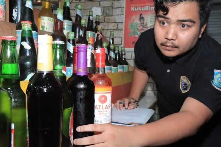 Satpol PP Tangsel Sita 478 Botol Miras dari Toko Jamu dan Tempat Hiburan Malam