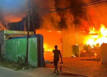 Dua Gudang Limbah Plastik di Pasar Kemis Terbakar