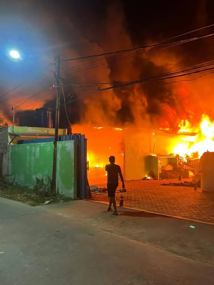 Dua Gudang Limbah Plastik di Pasar Kemis Terbakar