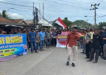 Warga Bojonegara Kabupaten Serang Blokade Akses Jalan Truk Tambang