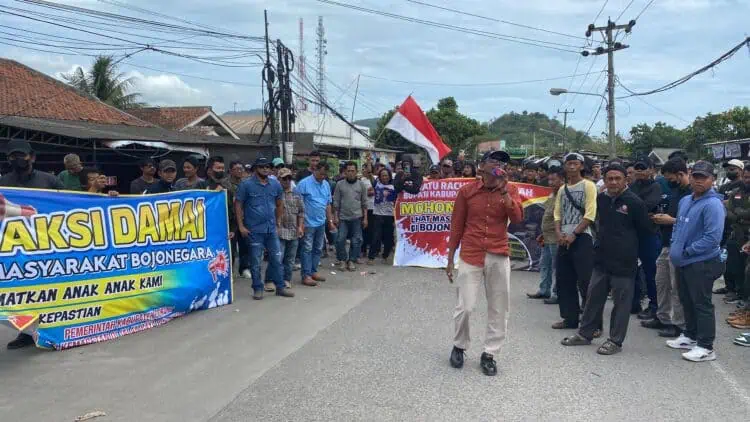 Warga Bojonegara Kabupaten Serang Blokade Akses Jalan Truk Tambang