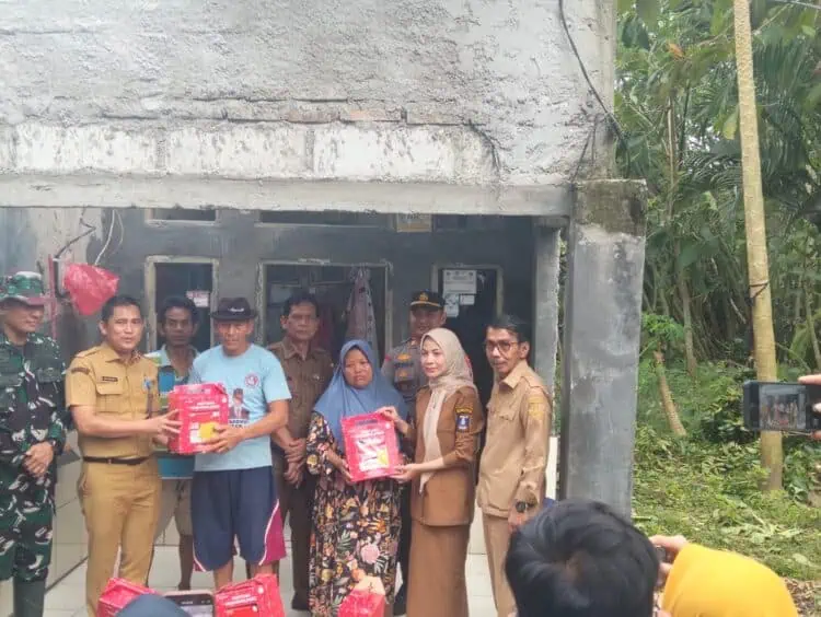 Bupati Serang dan Kapolsek Jawilan Tinjau Lokasi Bencana, Korban Terima Bantuan Sembako