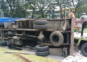 Truk Bermuatan Hebel Terguling di Serpong, Sopir Akui Mengantuk