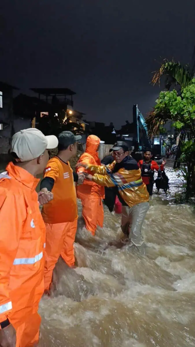 Banjir Dadakan Rendam Pondok Kacang Prima, Diduga Akibat Turap Belum Selesai