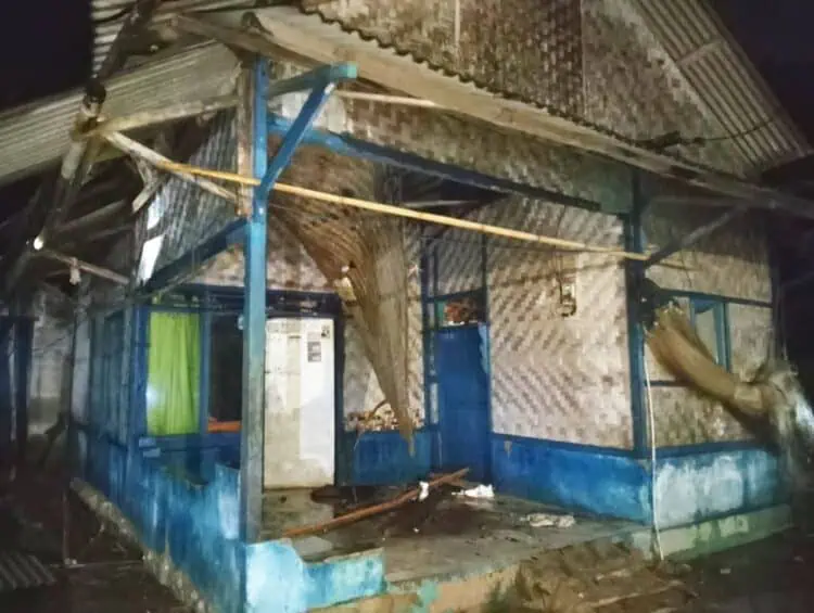 Diterjang Badai, Sejumlah Rumah Warga Sumur Pandeglang Rusak dan Pepohonan Tumbang