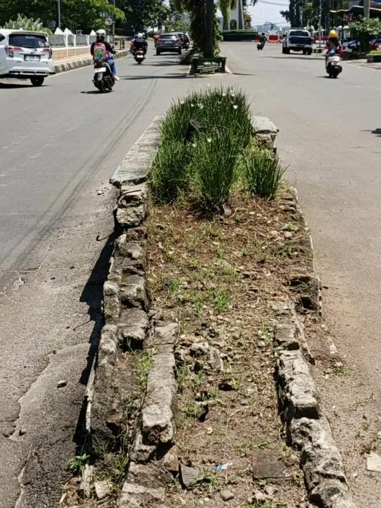 Miris, Marka Jalan Diseputaran Alun-alun Pandeglang Tak Terurus