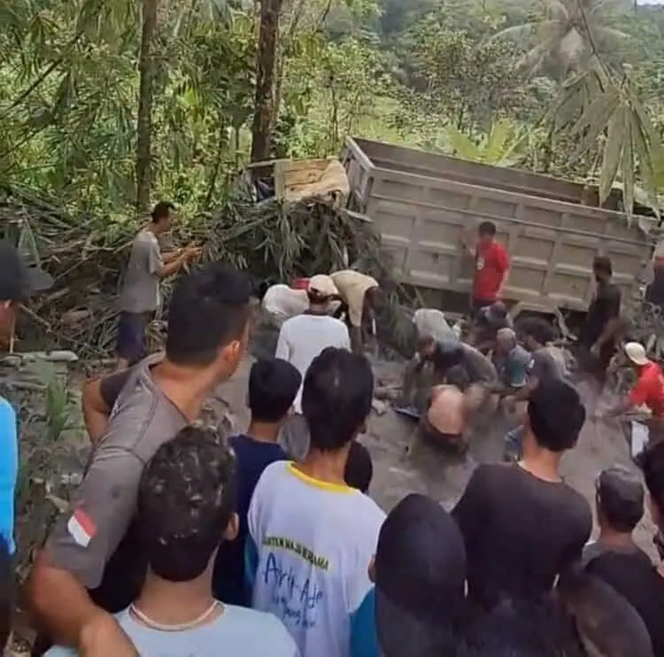 Truk Bermuatan Semen Terbalik di Pandeglang, Dua Tewas dan Dua Orang Lainnya Luka Berat