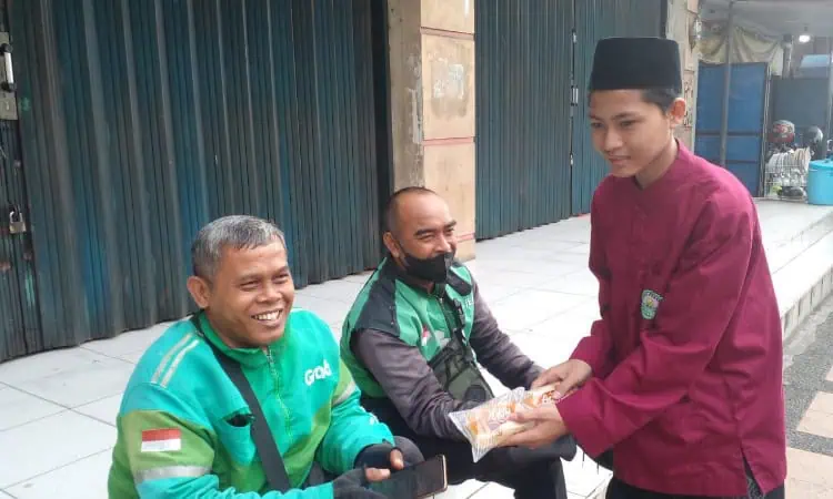 Santri Berbagi Roti, Tebar Berkah Hari Santri di Pasar Anyar Tangerang