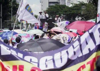 UNJUK RASA: Ribuan guru madrasah dari berbagai organisasi menggelar aksi di kawasan Monumen Nasional (Monas), Jakarta Pusat, Kamis (30/10).( NG PUTU WAHYU RAMA / RM)