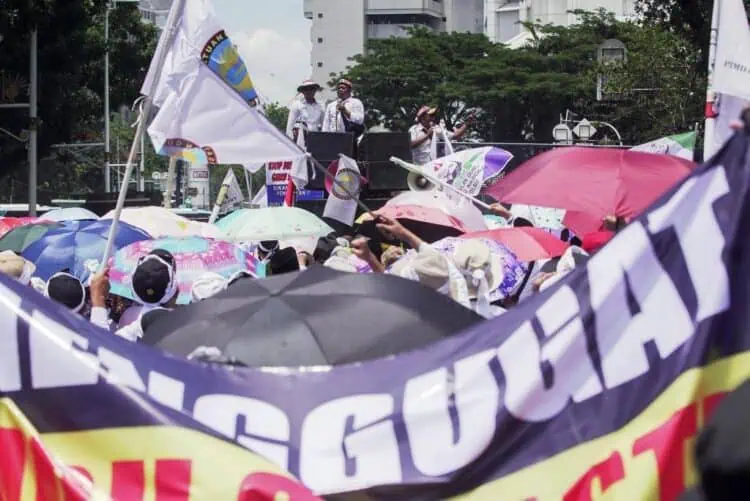 UNJUK RASA: Ribuan guru madrasah dari berbagai organisasi menggelar aksi di kawasan Monumen Nasional (Monas), Jakarta Pusat, Kamis (30/10).( NG PUTU WAHYU RAMA / RM)