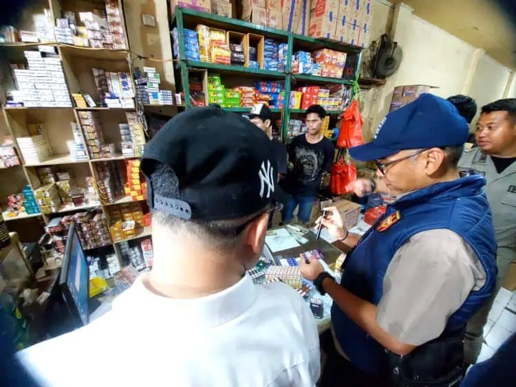 Disperindag Tangsel dan Bea Cukai Sisir Warung di Pasar Ciputat, Cari Rokok Ilegal