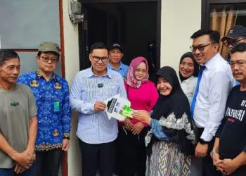 TINJAU RUMAH: Wakil Wali Kota Tangsel, Pilar Saga Ichsan meninjau rumah penerima manfaat program bedah rumah di Ciputat. (EKO SETIAWAN/SATELIT NEWS)