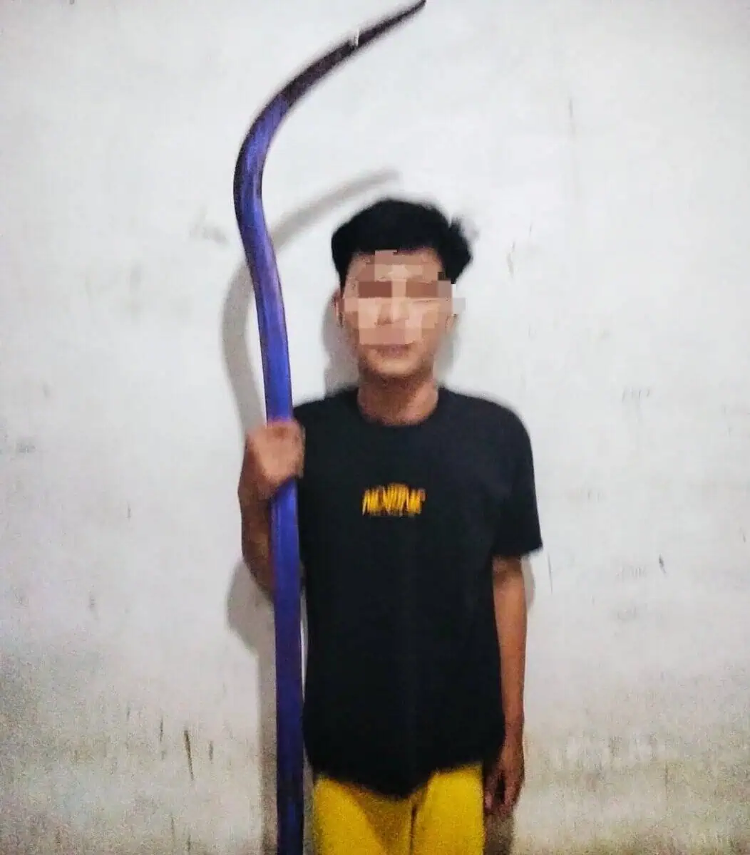 Bak Jagoan, 2 Pemuda Ini Bawa Sajam Besar dan Panjang, Tapi Ujungnya Dibuat Jadi “Ayam Sayur” oleh Polisi Bak Jagoan, 2 Pemuda Ini Bawa Sajam Besar dan Panjang, Tapi Ujungnya Dibuat Jadi “Ayam Sayur” oleh Polisi