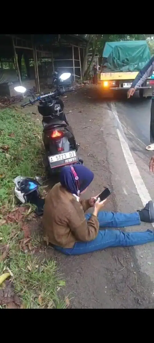 Oli Berceceran di Jalan Raya AMD Pandeglang, Puluhan Pemotor Kecelakaan