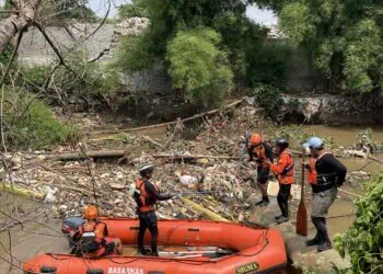 Istri Hamil, Anak Masih Kecil, Keluarga Menunggu Penuh Harap di Tepi Sungai