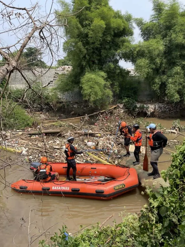 Istri Hamil, Anak Masih Kecil, Keluarga Menunggu Penuh Harap di Tepi Sungai
