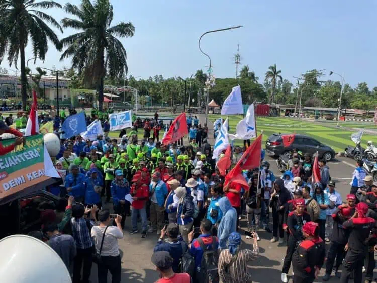 Ratusan Buruh Kota Tangerang Desak Kenaikan UMK 2026 Sebesar 11,28 Persen