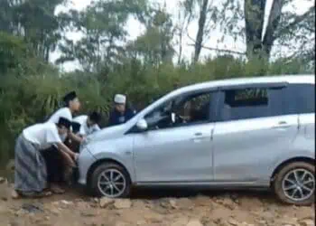 Viral, Warga Lebak Berjibaku Dorong Mobil Terjebak Jalan Rusak