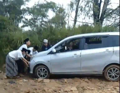 Viral, Warga Lebak Berjibaku Dorong Mobil Terjebak Jalan Rusak