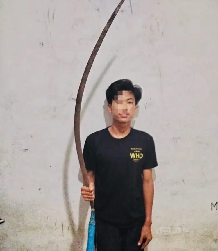 Bak Jagoan, 2 Pemuda Ini Bawa Sajam Besar dan Panjang, Tapi Ujungnya Dibuat Jadi “Ayam Sayur” oleh Polisi