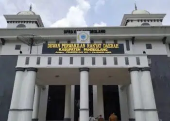 GEDUNG DPRD - Hari ini (Kamis, 20/11), DPRD Kabupaten Pandeglang menggelar rapat paripurna istimewa tentang Pergantian Antar Waktu (PAW). (DOKUMEN/SATELIT NEWS)