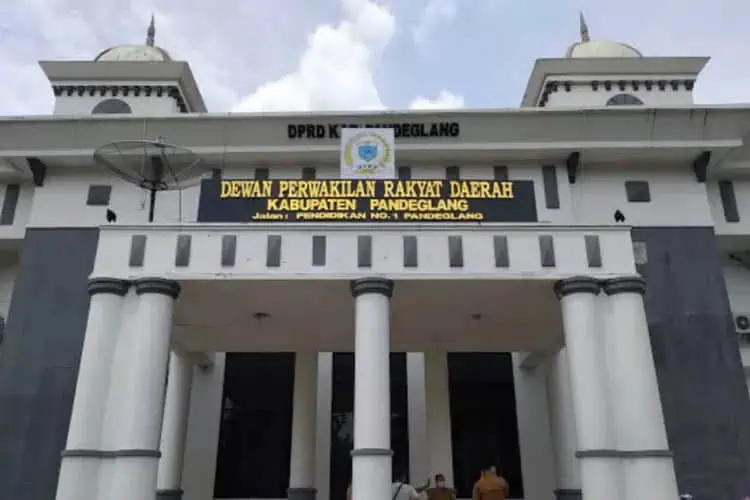 GEDUNG DPRD - Hari ini (Kamis, 20/11), DPRD Kabupaten Pandeglang menggelar rapat paripurna istimewa tentang Pergantian Antar Waktu (PAW). (DOKUMEN/SATELIT NEWS)