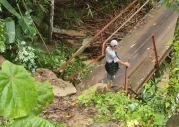 Jembatan Penghubung Kampung di Lebak Ambruk