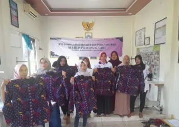 Dorong Wirausaha Menjahit, Disnaker Latih Warga Desa Carenang Kecamatan Cisoka