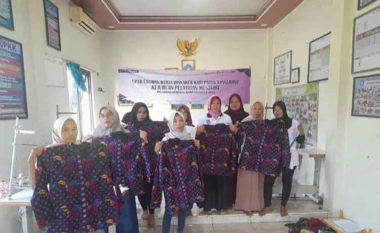 Dorong Wirausaha Menjahit, Disnaker Latih Warga Desa Carenang Kecamatan Cisoka