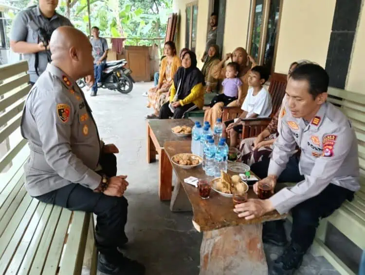 Sambangi Warga Terdampak Radioaktif, Kapolres Serang Serahkan Bantuan Sembako