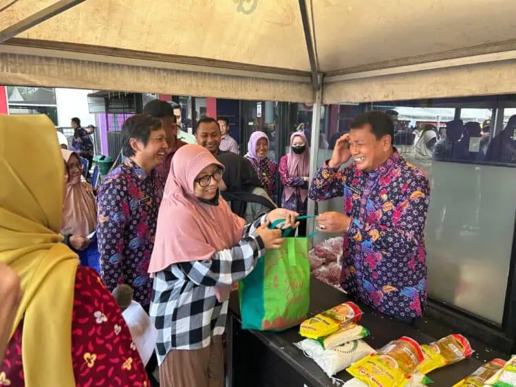 Warteksi Diserbu Warga, Bupati Tangerang Ikut Layani Pembeli