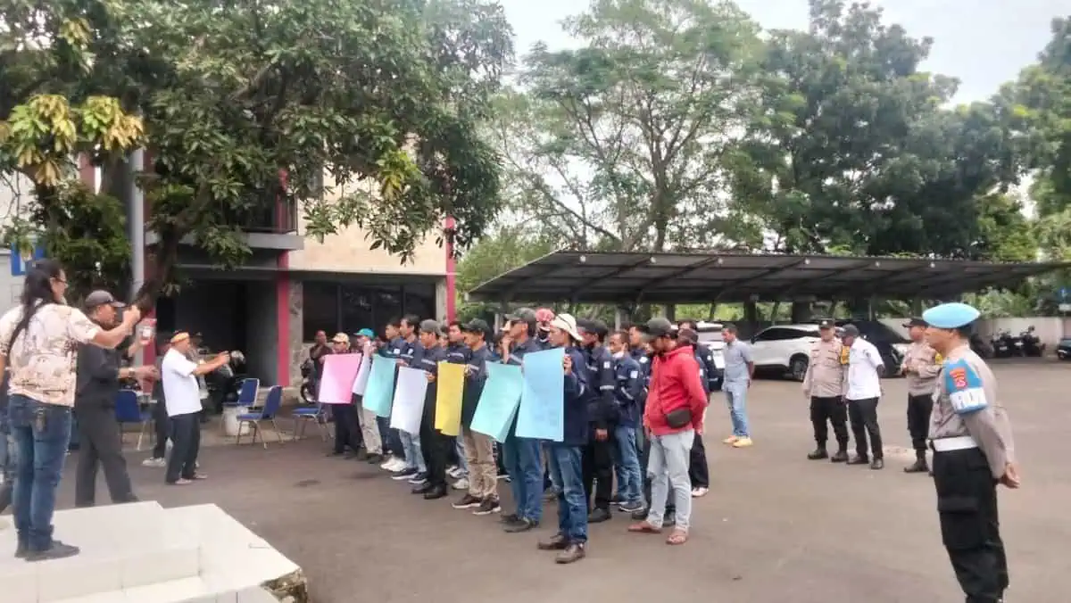 Tuntut Pabrik Beroperasi Lagi, Pegawai PT SLI Minta Pemkab Tangerang Cabut Surat Pemberhentian Tuntut Pabrik Beroperasi Lagi, Pegawai PT SLI Minta Pemkab Tangerang Cabut Surat Pemberhentian