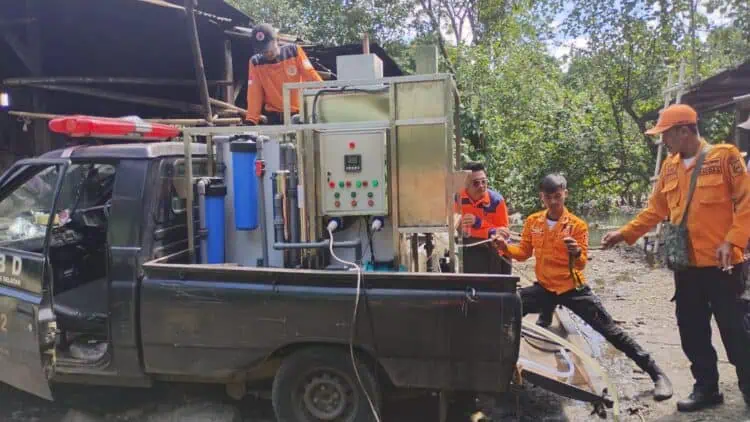 BPBD Tangsel Bantu Pasok 5.500 Liter Air Sulingan ke Warga Cipeucang 
