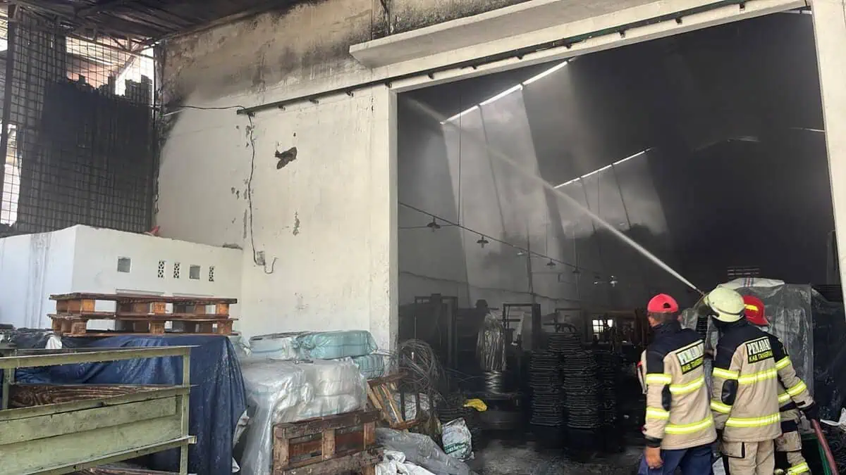 Gudang Plastik di Kosambi Terbakar, 11 Mobil Damkar Dikerahkan Gudang Plastik di Kosambi Terbakar, 11 Mobil Damkar Dikerahkan