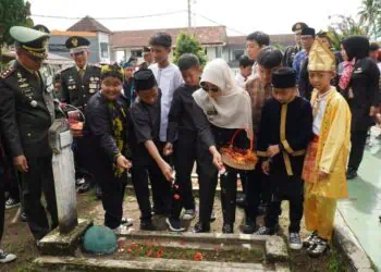 Gelar Upacara dan Tabur Bunga di TMP Cihaseum, Bupati Dewi: Terua Tanamkan Nilai - nilai Kepahlawanan