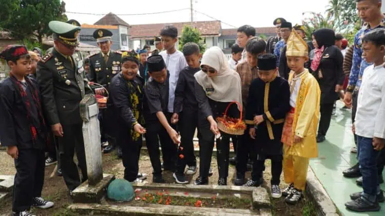 Gelar Upacara dan Tabur Bunga di TMP Cihaseum, Bupati Dewi: Terua Tanamkan Nilai - nilai Kepahlawanan