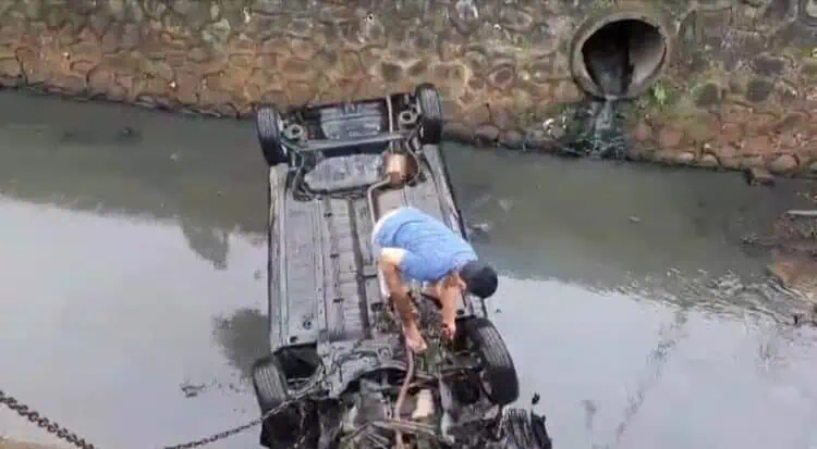 Pengemudi Diduga Mabuk, Minibus Terjun ke Parit di Jalan Pagedangan