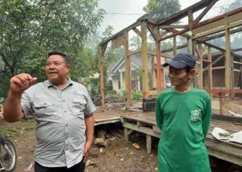 Bedah Rumah Warga, Mulyadi: Masyarakat Pandeglang Harus Tinggal di Rumah yang Layak